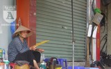 [Ảnh] Người dân Hà Nội chật vật di chuyển, mưu sinh trong cái nắng 40 độ C