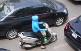[Ảnh] Đa dạng cách chống nắng của người Hà Nội trong ngày đầu nóng cao điểm