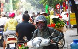 [Ảnh] Đa dạng cách chống nắng của người Hà Nội trong ngày đầu nóng cao điểm
