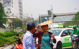 [Ảnh] Đa dạng cách chống nắng của người Hà Nội trong ngày đầu nóng cao điểm