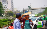 [Ảnh] Đa dạng cách chống nắng của người Hà Nội trong ngày đầu nóng cao điểm