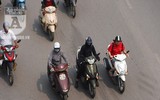 [Ảnh] Người dân Hà Nội chật vật di chuyển, mưu sinh trong cái nắng 40 độ C