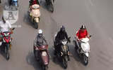 [Ảnh] Người dân Hà Nội chật vật di chuyển, mưu sinh trong cái nắng 40 độ C