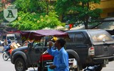 [Ảnh] Đa dạng cách chống nắng của người Hà Nội trong ngày đầu nóng cao điểm