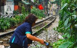 [Ảnh] Những khoảnh khắc bình dị nơi ‘xóm đường tàu’ khi bình minh lên