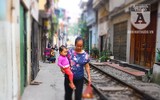 [Ảnh] Những khoảnh khắc bình dị nơi ‘xóm đường tàu’ khi bình minh lên