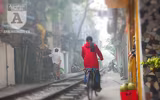 [Ảnh] Những khoảnh khắc bình dị nơi ‘xóm đường tàu’ khi bình minh lên