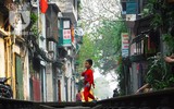 [Ảnh] Những khoảnh khắc bình dị nơi ‘xóm đường tàu’ khi bình minh lên