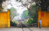 [Ảnh] Những khoảnh khắc bình dị nơi ‘xóm đường tàu’ khi bình minh lên