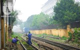[Ảnh] Những khoảnh khắc bình dị nơi ‘xóm đường tàu’ khi bình minh lên