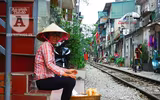 [Ảnh] Những khoảnh khắc bình dị nơi ‘xóm đường tàu’ khi bình minh lên