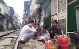 [Ảnh] Những khoảnh khắc bình dị nơi ‘xóm đường tàu’ khi bình minh lên