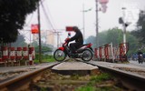 [Ảnh] Những khoảnh khắc bình dị nơi ‘xóm đường tàu’ khi bình minh lên