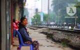 [Ảnh] Những khoảnh khắc bình dị nơi ‘xóm đường tàu’ khi bình minh lên