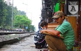 [Ảnh] Những khoảnh khắc bình dị nơi ‘xóm đường tàu’ khi bình minh lên
