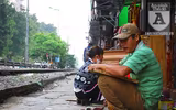 [Ảnh] Những khoảnh khắc bình dị nơi ‘xóm đường tàu’ khi bình minh lên