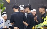 Hai con trai khóc ngất trong đám tang người mẹ lao công bị xe ‘điên’ đâm tử vong