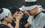 Hai con trai khóc ngất trong đám tang người mẹ lao công bị xe ‘điên’ đâm tử vong