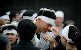 Hai con trai khóc ngất trong đám tang người mẹ lao công bị xe ‘điên’ đâm tử vong