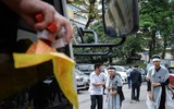 Hai con trai khóc ngất trong đám tang người mẹ lao công bị xe ‘điên’ đâm tử vong