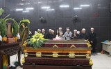 Hai con trai khóc ngất trong đám tang người mẹ lao công bị xe ‘điên’ đâm tử vong