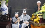 Hai con trai khóc ngất trong đám tang người mẹ lao công bị xe ‘điên’ đâm tử vong