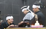 Hai con trai khóc ngất trong đám tang người mẹ lao công bị xe ‘điên’ đâm tử vong