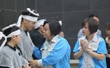 Hai con trai khóc ngất trong đám tang người mẹ lao công bị xe ‘điên’ đâm tử vong