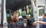 Hai con trai khóc ngất trong đám tang người mẹ lao công bị xe ‘điên’ đâm tử vong