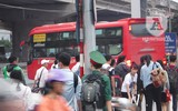 [Ảnh] Hà Nội: Tắc đường, cảnh người dân chen chúc nhau về quê trong dịp nghỉ lễ 30-4, 1-5