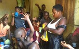 Mẹ đơn thân 39 tuổi chật vật nuôi 38 đứa con một mình vì chồng bỏ đi