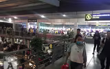 [Ảnh] Bến xe Nước Ngầm, 21 giờ đêm, nhiều người vẫn xếp hàng mua vé, đợi xe về quê nghỉ lễ