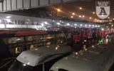 [Ảnh] Bến xe Nước Ngầm, 21 giờ đêm, nhiều người vẫn xếp hàng mua vé, đợi xe về quê nghỉ lễ