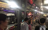 [Ảnh] Bến xe Nước Ngầm, 21 giờ đêm, nhiều người vẫn xếp hàng mua vé, đợi xe về quê nghỉ lễ