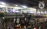 [Ảnh] Bến xe Nước Ngầm, 21 giờ đêm, nhiều người vẫn xếp hàng mua vé, đợi xe về quê nghỉ lễ