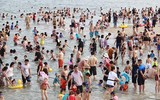 [ẢNH] Đông nghẹt du khách chen chân tắm biển tại Sầm Sơn và Hạ Long dịp nghỉ lễ