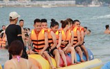 [ẢNH] Đông nghẹt du khách chen chân tắm biển tại Sầm Sơn và Hạ Long dịp nghỉ lễ