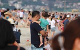 [ẢNH] Đông nghẹt du khách chen chân tắm biển tại Sầm Sơn và Hạ Long dịp nghỉ lễ