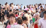 [ẢNH] Đông nghẹt du khách chen chân tắm biển tại Sầm Sơn và Hạ Long dịp nghỉ lễ