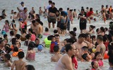 [ẢNH] Đông nghẹt du khách chen chân tắm biển tại Sầm Sơn và Hạ Long dịp nghỉ lễ