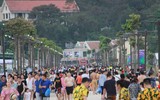 [ẢNH] Đông nghẹt du khách chen chân tắm biển tại Sầm Sơn và Hạ Long dịp nghỉ lễ