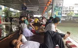 [ẢNH] Đông nghẹt du khách chen chân tắm biển tại Sầm Sơn và Hạ Long dịp nghỉ lễ
