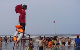 [ẢNH] Đông nghẹt du khách chen chân tắm biển tại Sầm Sơn và Hạ Long dịp nghỉ lễ