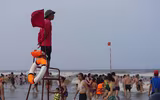 [ẢNH] Đông nghẹt du khách chen chân tắm biển tại Sầm Sơn và Hạ Long dịp nghỉ lễ