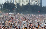 [ẢNH] Đông nghẹt du khách chen chân tắm biển tại Sầm Sơn và Hạ Long dịp nghỉ lễ