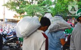 [ẢNH] Người dân chen chúc trở lại Thủ đô
