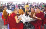 [Ảnh] 5.000 suất chay được phát tâm miễn phí cho các nhà sư, phật tử tại Đại lễ Vesak 2019