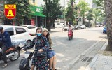 [ẢNH] Đường phố Hà Nội vắng hoe, người dân chống nắng kín mít vẫn ngại ra đường