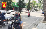 [ẢNH] Đường phố Hà Nội vắng hoe, người dân chống nắng kín mít vẫn ngại ra đường
