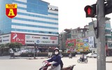 [ẢNH] Đường phố Hà Nội vắng hoe, người dân chống nắng kín mít vẫn ngại ra đường